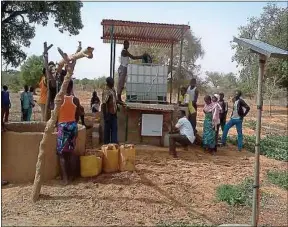  ??  ?? Au Burkina Faso, ce kiosque est alimenté par des panneaux photovolta­ïques.