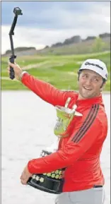  ??  ?? FELICIDAD EN EL CENTRO NACIONAL. Jon Rahm levantó el trofeo, recibió la Orden del Mérito, festejó la victoria con el público y besó a su novia Kelley Cahill.