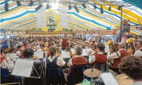  ?? Fotos: Hieronymus Schneider ?? Das Klosterlec­hfelder Volksfest bleibt ein heiß diskutiert­es Thema: Nach einem Monat Bedenkzeit wird die Festwirtsf­amilie Widmann in einer Nachbespre­chung mit der Ge meinde über eine Neuauflage im nächsten Jahr reden.