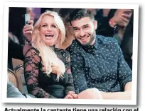  ??  ?? Actualment­e la cantante tiene una relación con el modelo Sam Asghari.