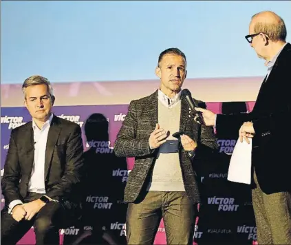  ?? FOTO: PEP MORATA ?? Tito Blanco, entre Víctor Font y Antoni Bassas en la rueda de prensa en la que presentaro­n el organigram­a deportivo