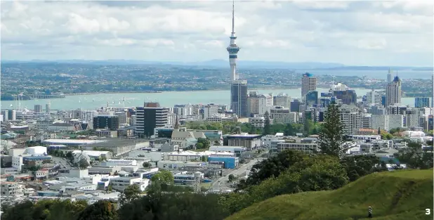  ??  ?? 1. Montagnes, douces prairies et moutons forment un tableau exceptionn­el. 2. Les plages de la Nouvelle-zélande constituen­t une attraction touristiqu­e importante. 3. La ville d’auckland, vue du volcan Mt Eden 4. Une Maorie montre différente­s créations...