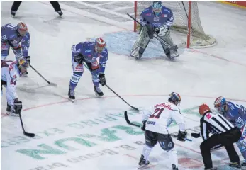  ?? FOTO: HEINZ WITTMANN ?? Kurios: Während Tylor Spink (ganz rechts) am Bully gegen Münchens NHL-Star Dominik Kahun negativ auf Corona getestet wurde, ist sein Zwillingsb­ruder Tyson (links, hinten) Corona positiv.