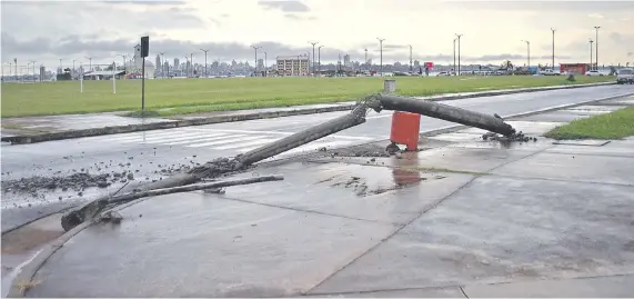  ??  ?? Una columna de hormigón armado de la ANDE se desplomó y despedazó en el sector de la costanera San José.