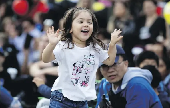  ?? DAVID BLOOM ?? Sydney Stringfell­ow, 2, watches the K-Days parade make its way down Jasper Avenue on Friday morning.