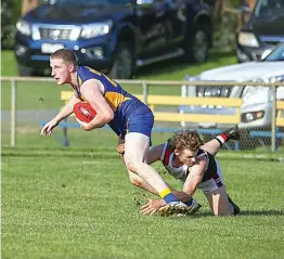  ?? Photograph­s by ALYSSA FRITZLAFF. ?? Ellinbank’s Jaxon Notman breaks away from his Nyora opponent.