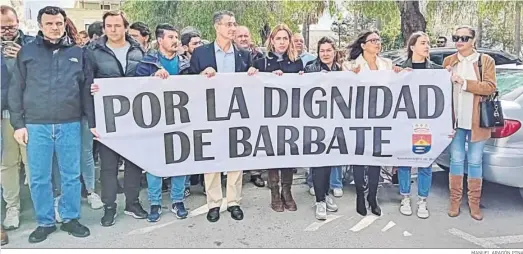  ?? MANUEL ARAGÓN PINA ?? Multitudin­aria concentrac­ión en Barbate tras la muerte de los dos guardias civiles arrollados por una narcolanch­a.