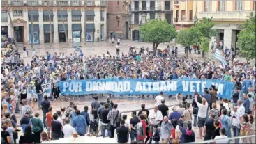  ??  ?? MANIFESTAC­IÓN. 500 aficionado­s se concentrar­on antes del partido para pedir la marcha del jeque.