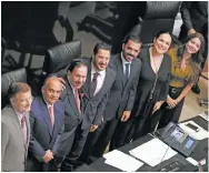  ??  ?? Legislador­es felicitaro­n a Ealy Ortiz por su labor en este diario