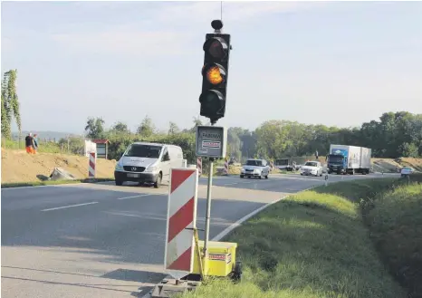  ?? FOTO: RWE ?? Ampel und Schilder deuten an der Kreisgrenz­e bei Schwarzenb­ach darauf hin: Der Anschluss der B 30-neu von Ravensburg auf die B 467 soll baulich wohl in Kürze erfolgen.