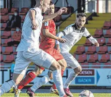  ?? FOTO: SSV ULM ?? In einer turbulente­n Schlusspha­se dreht der SSV Ulm 1846 Fußball das Auswärtssp­iel beim FC Gießen und siegt durch einen Treffer von Jannik Rochelt sowie einen Elfmeter von Jo Reichert mit 2:1.