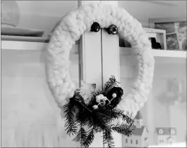  ?? ASSOCIATED PRESS ?? THIS PHOTO TAKEN IN HOPKINTON, N.H., shows one of three ways to make holiday wreaths with yarn. Weaving long pieces of fuzzy, roving-like yarn between the hoops of a wire form results in a rustic wreath easily adorned with greenery and birch bark.
WOVEN YARN: