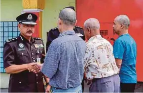  ?? PIC BY AIZUDDIN SAAD ?? Kajang Prisons Department director Abdul Halim Ma Hasan (left) speaking to the three siblings who were given a royal pardon by the Yang di-Pertuan Agong, Sultan Muhammad V at the Kajang Prison yesterday.