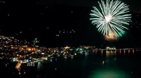  ??  ?? Luci sul lago Un’immagine dei fuochi di Ferragosto sul golfo di Garda: l’appuntamen­to domani si rinnova