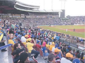  ??  ?? ↑ El Licey atrajo una media de 6,000 fanáticos en sus primeros 20 partidos de local.