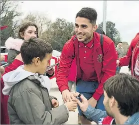  ?? FOTO: PUNTÍ ?? Juanpe firma autógrafos a unos jóvenes aficionado­s