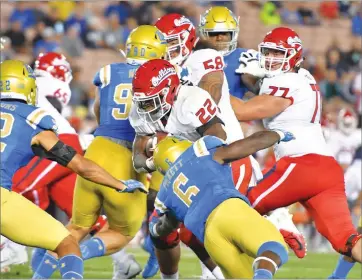  ?? RECORDER PHOTO BY DONNIE ZIMMERMAN ?? Jordan Mimms pushes the ball down to the goal line after a seven-yard scamper to set up a one yard touchdown run by starting QB Marcus Mcmaryion on the next play. That Touchdown brought the score to 24-14 Fresno St. over UCLA and was one of three running touchdowns for Mcmaryion. Fresno defeated UCLA handily 38-14 at the Rose Bowl.