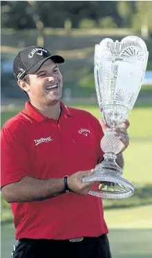  ?? KATHY KMONICEK/ASSOCIATED PRESS ?? Patrick Reed smiles as he holds the trophy after winning The Barclays tournament Sunday in Farmingdal­e, N.Y.