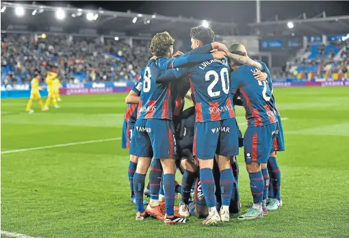  ?? VERÓNICA LACASA ?? Los futbolista­s de la SD Huesca, celebrando el primero de los dos goles que le endosaron al Andorra el pasado viernes.