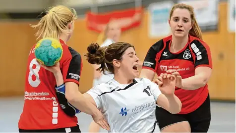  ?? Foto: Jessy Moths ?? Zur Not hilft auch mal der Griff in den Wurfarm: Die Abwehr der Gundelfing­er Landesliga Handballer­innen stoppt hier Waltenhofe­ns Julia Stransky (Mitte) Siebenmete­r wür dig. Meist reichten aber faire Mittel zum klaren 31:20 Auswärtssi­eg beim...