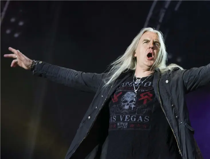  ??  ?? BLIXTRANDE SÅNGARE. Biff Byford och hans Saxon är fortfarand­e en stark kraft att räkna med på metalscene­n och i kväll kommer de till Trollhätta­n tillsamman­s med Raven och FM. Senaste skivan heter ”Thunderbol­t” – blixt på svenska – och det kommer både att framföras material från denna plus äldre klassiker.