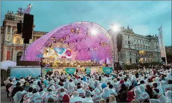  ??  ?? Beim traditione­ll stattfinde­nden „ Fest der Freude“auf dem Wiener Heldenplat­z wurde auch heuer wieder dem Ende des Zweiten Weltkriege­s vor 72 Jahren gedacht.