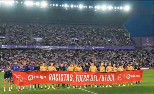  ?? AFP ?? PANCARTA. Laliga española, cuestionad­a por Vinicius y por otros jugadores negros, quiso lavar su imagen con esta bandera en los estadios.