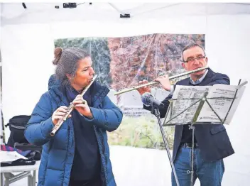  ?? RP-FOTO: HANS-JÜRGEN BAUER ?? Thomas Geisel und die Profi-musikerin Ruth Legelli spielten am Sonntag unter anderem im Drk-seniorenze­ntrum Wersten. Unter ihrer Anleitung ist er besser geworden, sagt Geisel.