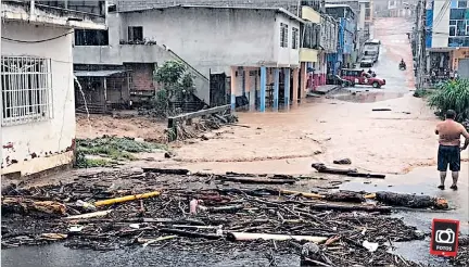  ?? FREDDY INGA / EXPRESO ?? Balsas. La ciudad también sufrió inundacion­es por la lluvia. El río que la cruza se desbordó y la palizada fue arrastrada hasta las calles del cantón.