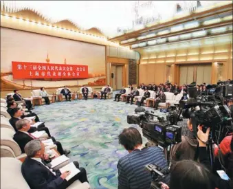  ?? JIN LIWANG / XINHUA ?? Journalist­s observe a plenary meeting of the Shanghai delegation to the first session of the 13th National People’s Congress, the top legislatur­e, in Beijing on Tuesday.