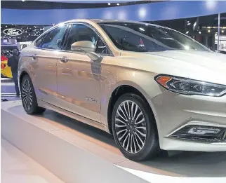  ??  ?? Mondeo Hybrid. Ford comenzará venderlo aquí a mediados de 2018; tiene un motor naftero de 2 litros y otro eléctrico; su potencia llega a 186 CV