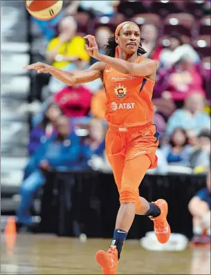  ?? SEAN D. ELLIOT/THE DAY ?? Connecticu­t Sun guard Jasmine Thomas launches a no-look pass downcourt against the Dallas Wings in WNBA exhibition game action May 14 at Mohegan Sun Arena.