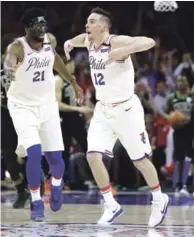  ?? AP ?? T.J McConnell y Joel Embiid celebran la victoria obtenida por los Sixers anoche ante los Celtics.