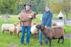  ??  ?? Christiane Mohr und Peter Bette halten am Ortsrand von Sulmingen Schafe. Die meisten Tiere gehören zur alten Rasse der Coburger Fuchsschaf­e (hellere Schafe im Hintergrun­d).