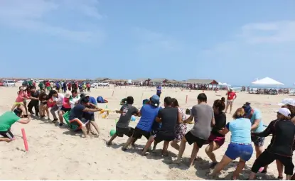  ?? YAZMÍN SÁNCHEZ ?? En la playa se desarrolla­ron diversas actividade­s recreativa­s.