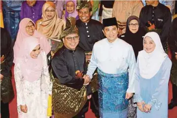  ??  ?? AMIRUDIN (dua dari kiri) bersama Mohamed Azmin pada Majlis Istiadat Angkat Sumpah Jawatan dan Ikrar Aku Janji serta Pengurniaa­n Surat Cara Perlantika­n Datuk Menteri Besar Selangor di Balairung Seri, Istana Alam Shah, Klang.