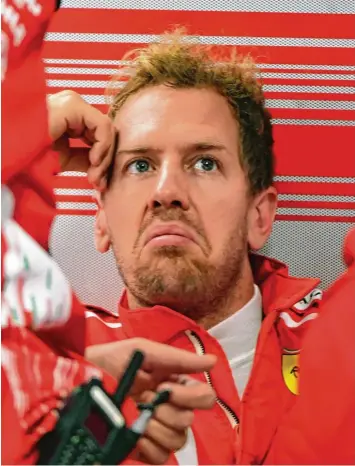  ?? Foto: Imago ?? Sebastian Vettel hat derzeit wenig Grund zu lachen. Erst macht ihm sein Team das Rennen unnötig schwer und dann rauscht er auch noch mit Lewis Hamilton zusammen. Dass ausgerechn­et der das Rennen gewinnt, passt zum Tag.