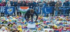  ?? Foto: afp ?? Vor dem Leicester-Stadion trauerten die Fans um Klubbesitz­er Vichai Srivaddhan­aprabha, der mit vier weiteren Personen beim Helikopter­unfall starb.