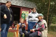  ?? GLENN GRIFFITH - MEDIANEWS GROUP ?? Riley Marlette, center, with her wool farm doll at Shepherd’s Hey Farm. With her are Amy Marlette and Heather Marlette, standing left and right, and Ruth Olmsted, seated at the spinning wheel.