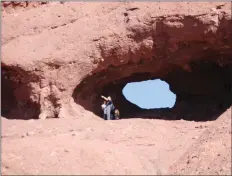  ?? PHOTO BY MANSOOR LADHA ?? Hope in the wall is a popular destinatio­n at Papago Park, a hilly desert park famous for its distinctiv­e red sandstone geological formations