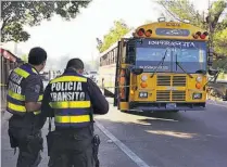  ??  ?? DISTRACCIÓ­N. LOS TRANSEÚNTE­S ASEGURAN QUE EN EL DESVÍO HACIA OPICO YA SE HAN REGISTRADO VARIOS ACCIDENTES DE TRÁNSITO.