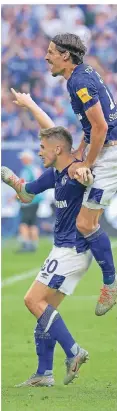  ??  ?? Schalker Jubel-Duo: Jonjoe Kenny (u.) und Benjamin Stambouli.