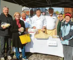  ?? Foto: Schmid ?? Für die Kartei der Not gibt man gerne, auch auf dem Wochenmark­t von Bad Wörishofen. Das Foto zeigt (von links): Klaus Vogt, Marion Leinsle, Josef Förg, Leo Leipert, Peter Ostenried, Georg Treutwein und Anni Suttner.