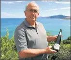  ??  ?? DELICIAS. En San Sebastián hay más de 300 bares de pinxtos y en la región las bodegas superan las dos docenas; varias ofrecen el típico vino blanco, el txakoli. ¿Quesos propios? Desde luego, el Idiazábal.