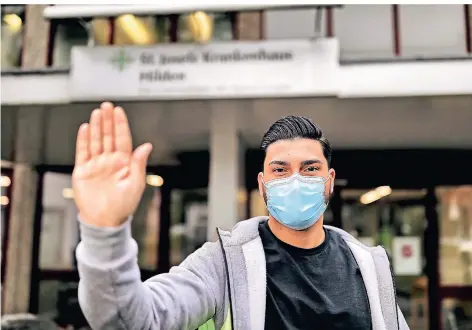  ?? RP-FOTO: STEPHAN KÖHLEN ?? Im Hildener Krankenhau­s gilt seit Dienstag ein Besuchsver­bo. Kenan Öztas (Sicherheit­sdienst) gewährt nur im Notfall Eintritt.