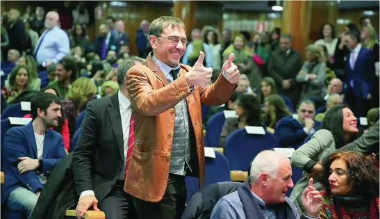  ?? CIPRIANO PASTRANO ?? Juan Carlos Monedero fue testigo ayer en el Ministerio de Sanidad de la toma de posesión de Iglesias de su cartera de vicepresid­ente