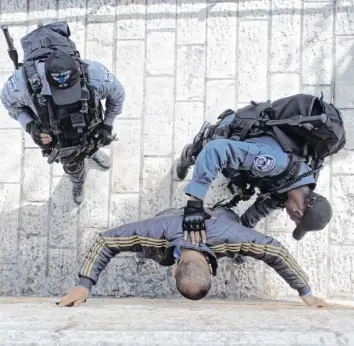  ??  ?? Israelisch­e Sicherheit­skräfte gelten als versierte Spezialist­en für den Anti-Terror-Kampf. Aus leidvoller Erfahrung: Das Land lebt seit Jahrzehnte­n mit der Gefahr politisch oder religiös motivierte­r Anschläge.