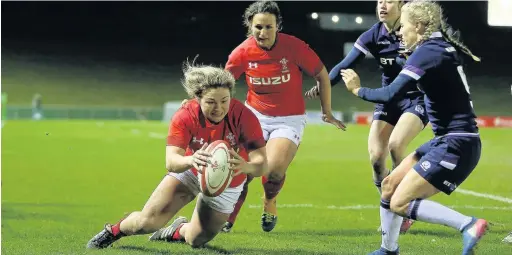  ?? CHRIS FAIRWEATHE­R/HUW EVANS AGENCY ?? Hannah Bluck scores a try for Wales against Scotland