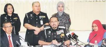  ?? – Photo by Chimon Upon ?? Mustafar (seated centre) addresses the press conference. He is flanked by Ismawi and Siti Jalilah.