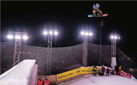  ?? FOTO: DPA ?? Marcus Kleveland aus Norwegen springt beim Snowboard-Weltcup des Big Air in Mönchengla­dbach von der Rampe.